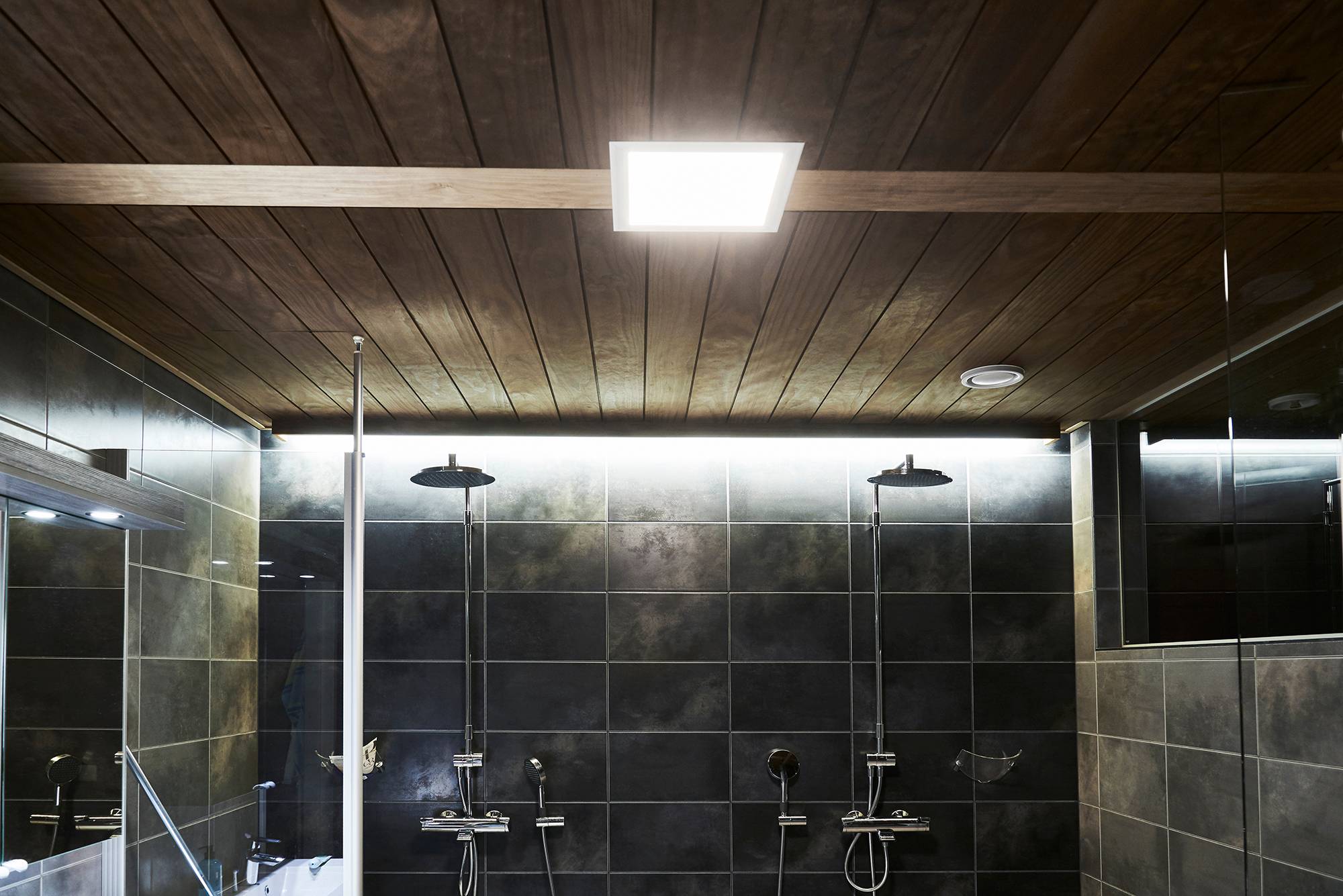 Luminaria de panel de baño combinada con tira de leds de montaje indirecto. Ledstore.fi