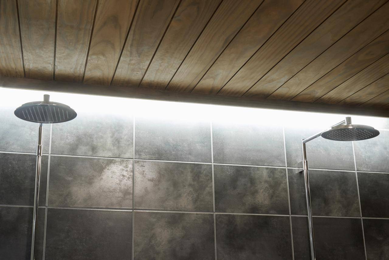 Texto LED STORE en un cuadrado blanco sobre fondo verde, promoviendo el comercio de iluminación respetuosa con el medio ambiente.