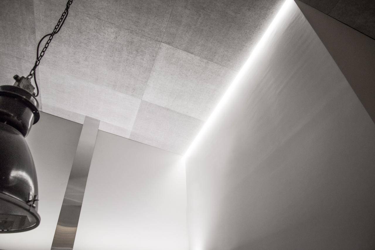 Fondo verde, cuadrado blanco en el centro, 'LED STORE' en mayúsculas blancas apiladas para tienda de iluminación LED.