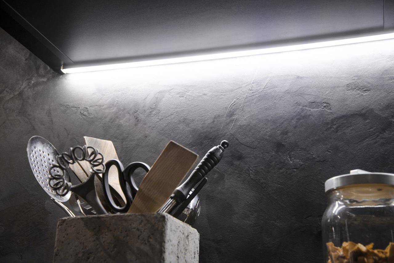 Fondo verde y cuadrado blanco con "LED STORE" en mayúsculas destacando soluciones de iluminación energéticamente eficientes.