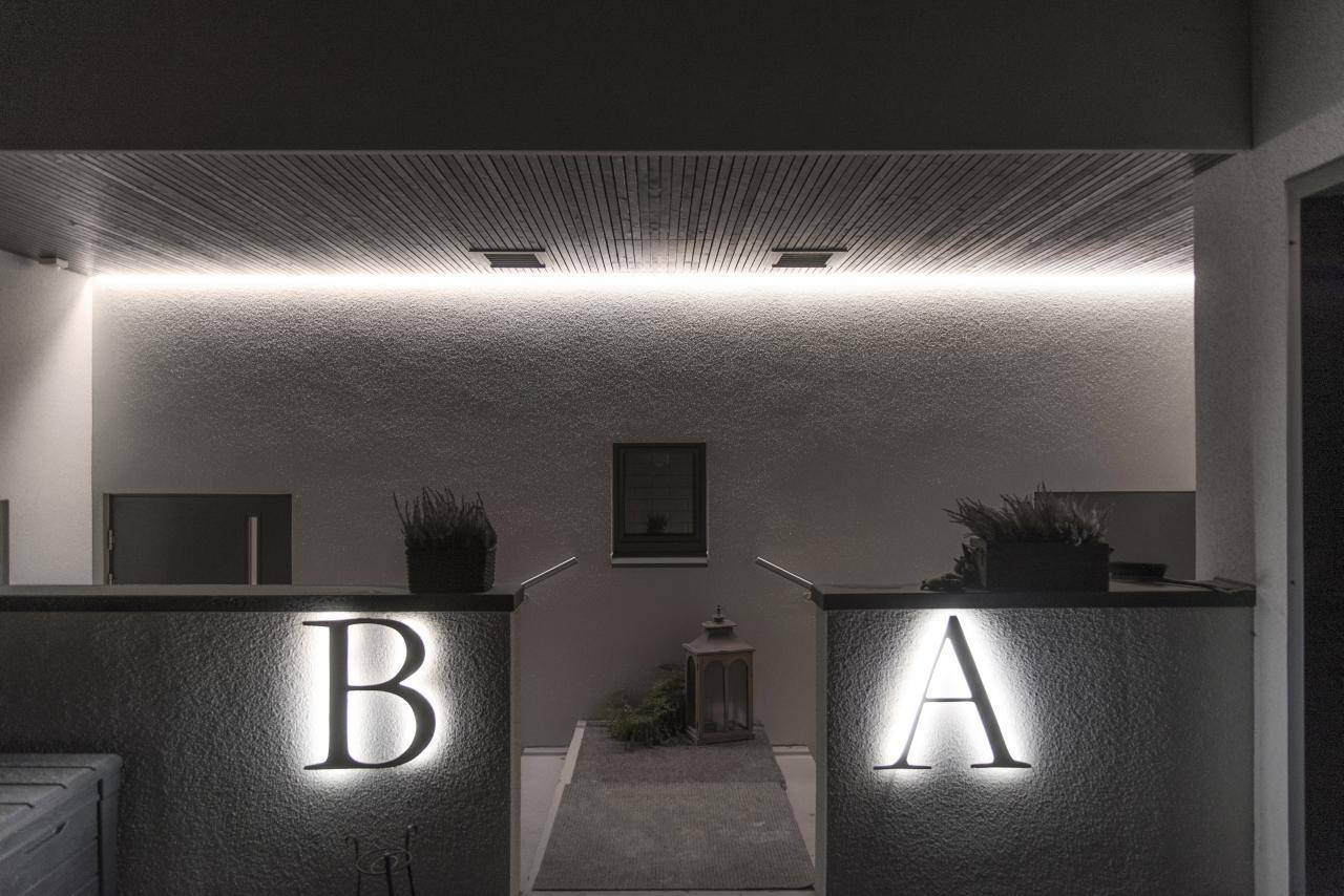 Sobre un fondo verde hay un marco cuadrado blanco con "LED STORE" en letras blancas en negrita, "LED" alineado encima de "STORE". Perfecto para la iluminación de bajo consumo.