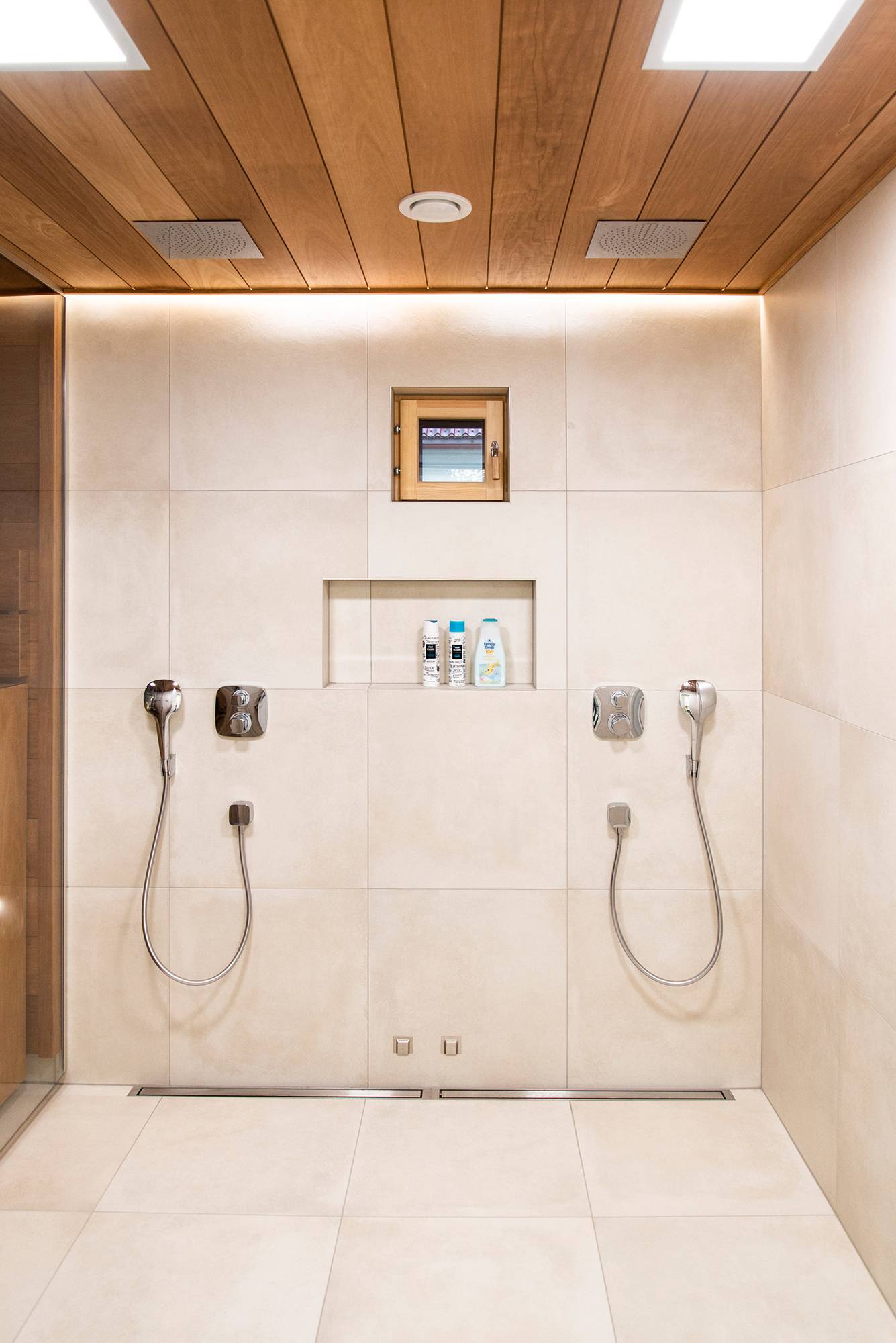 Dos paneles de luz en el lavabo combinados con una tira de leds detrás de la ducha. Ledstore.fi