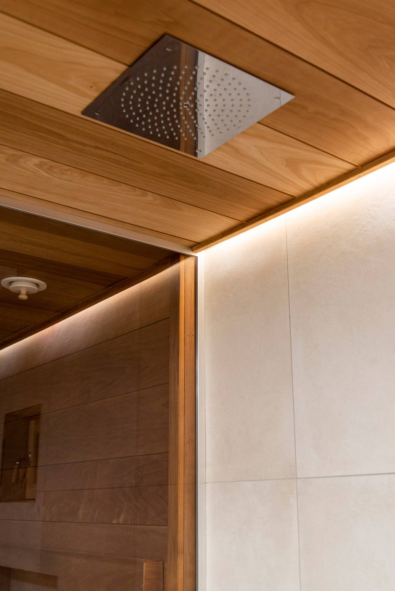 Una tira de leds detrás de la alcachofa de la ducha para iluminar el lavabo con una luz atmosférica e indirecta. Ledstore.fi