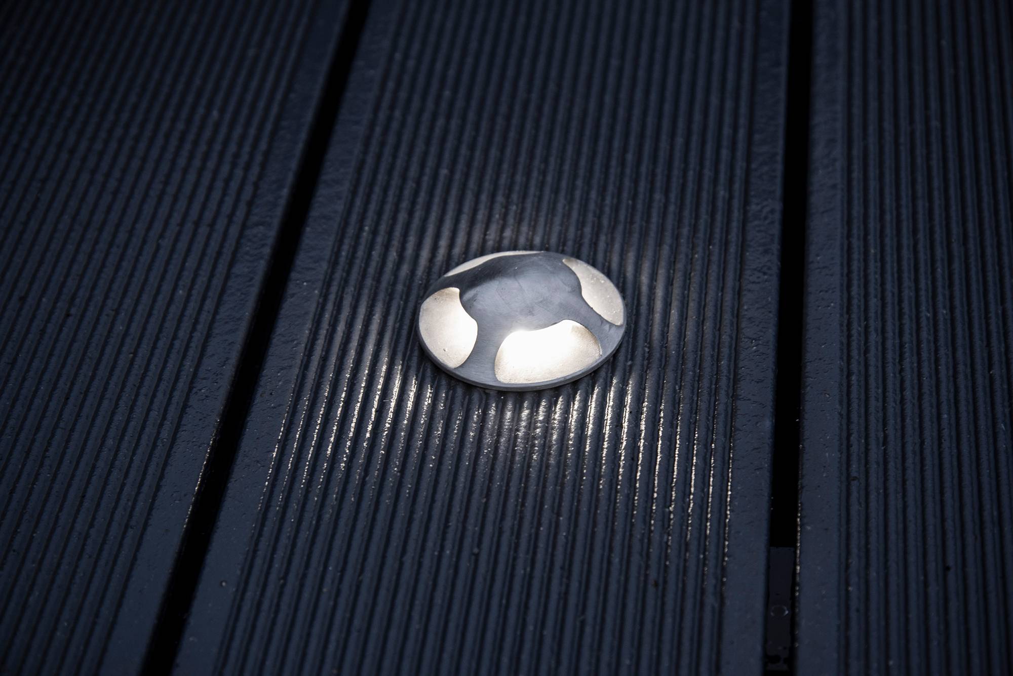 La iluminación se dirige horizontalmente en cuatro direcciones desde la abertura de la cubierta, por lo que esta luminaria es ideal para revestir pasarelas. Resistente al agua de mar y al vuelco. Ledstore.fi