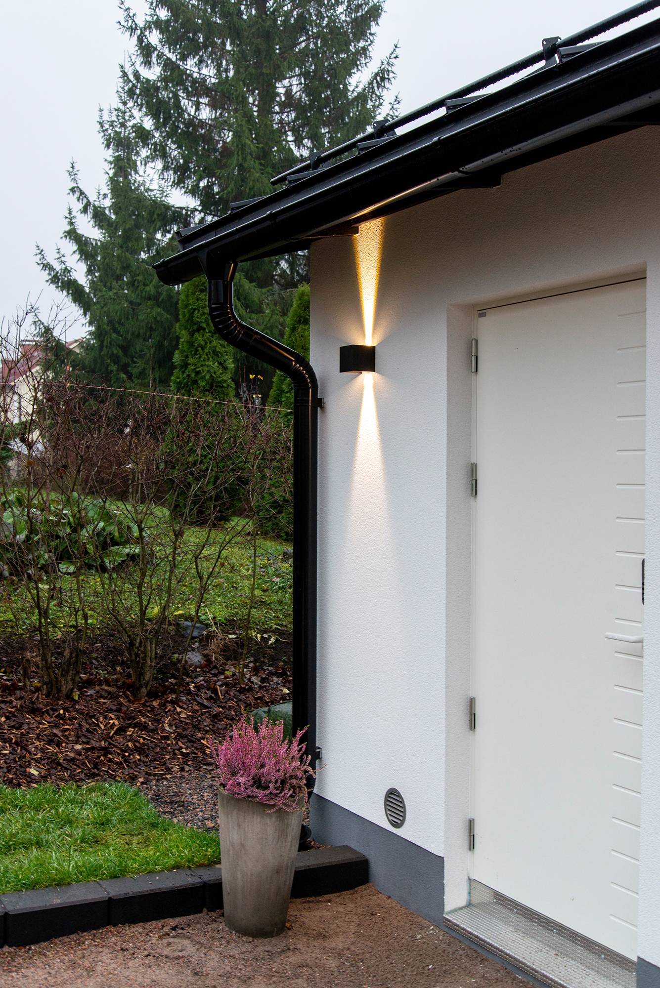 Aplique de pared FUNK con cuerpo de aluminio, pintado en negro mate. Regulable y con ángulo de haz de luz ajustable. La luminaria ilumina en dos direcciones, resaltando la fachada, con una temperatura de color de la luz de 3500 Kelvin. Ledstore.fi