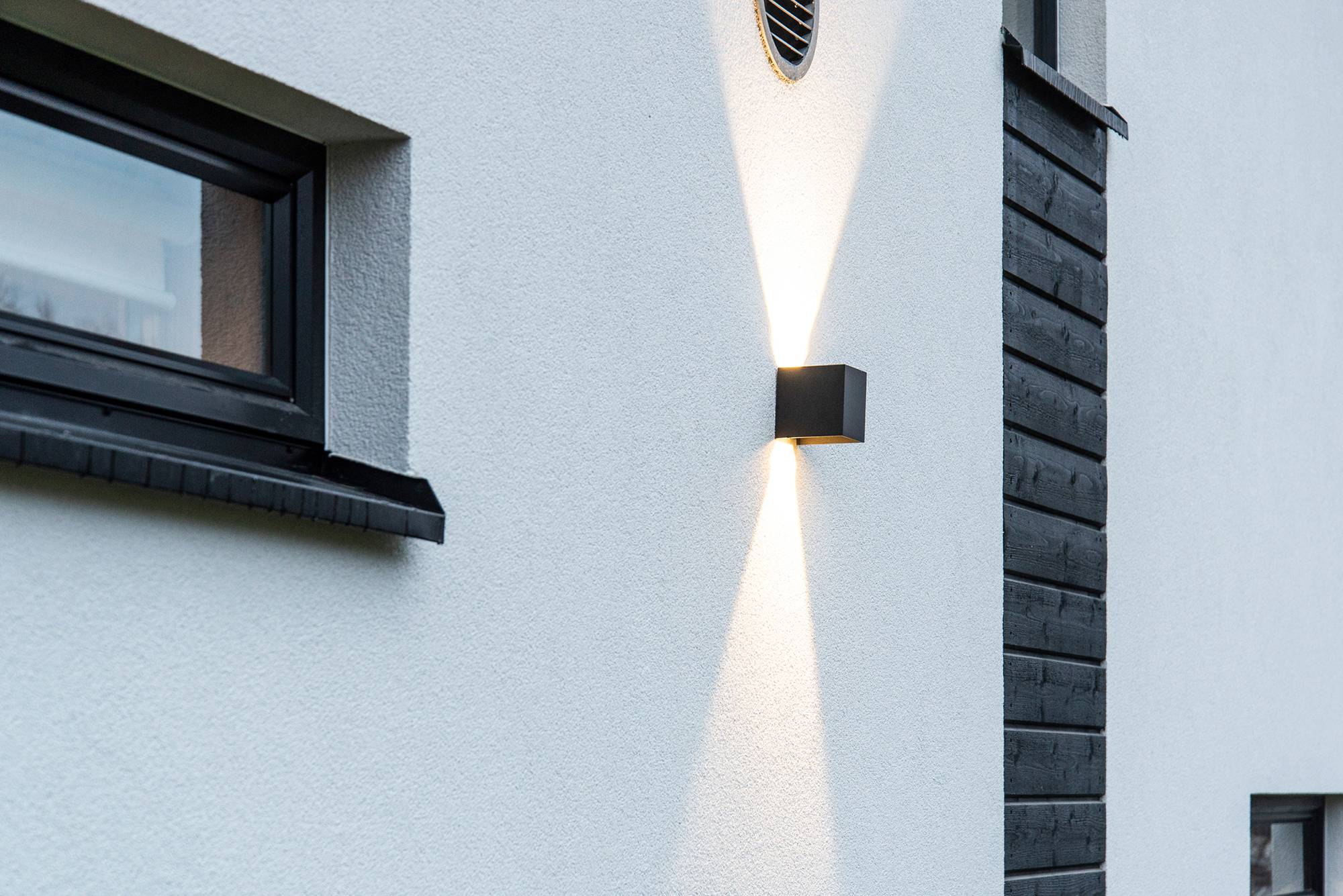 Aplique de pared FUNK con cuerpo de aluminio, pintado en negro mate. Regulable en intensidad y con ángulo de haz regulable. La luminaria ilumina en dos direcciones, resaltando la fachada. Ledstore.fi