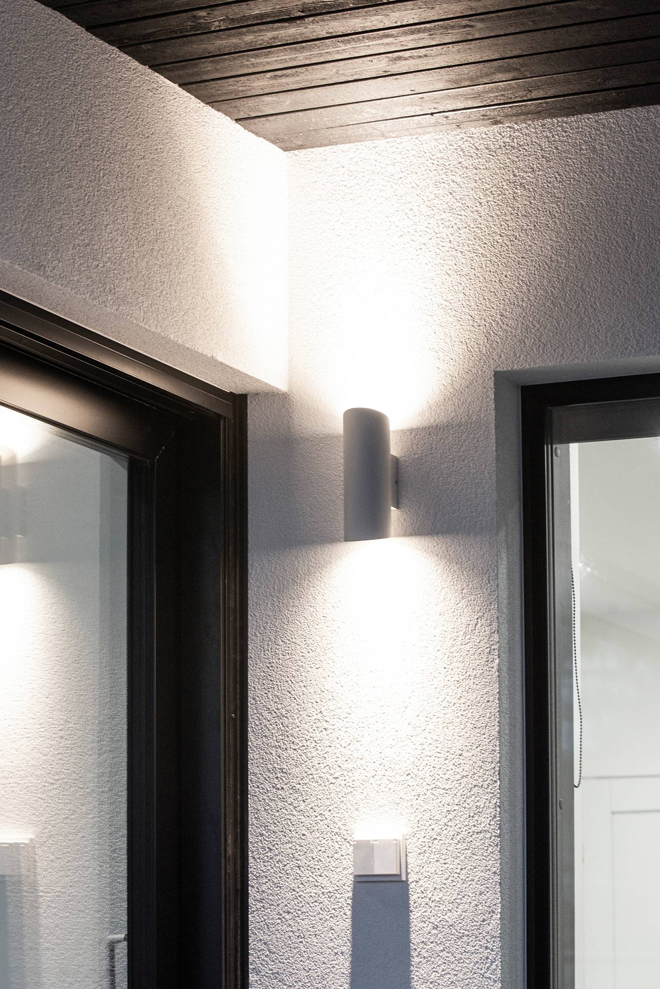 Aplique Viisto blanco bidireccional. También disponible en negro. Led de pared VIISTO es una luminaria de exterior moderna, duradera y sencilla. VIISTO forma un hermoso patrón de luz suave en la pared. Ledstore.fi