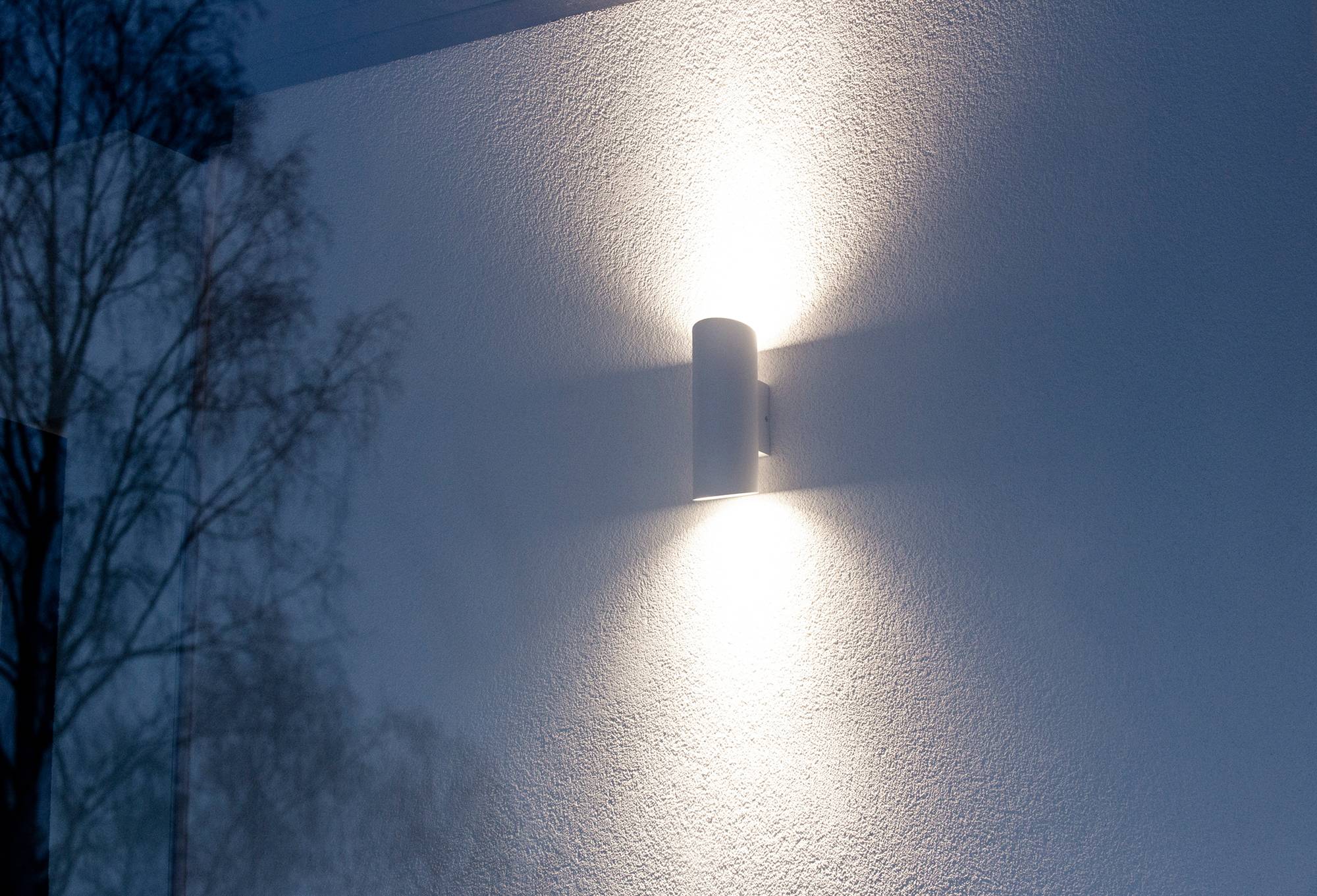 Aplique Viisto blanco bidireccional. También disponible en negro. Led de pared VIISTO es una luminaria de exterior moderna, duradera y sencilla. VIISTO crea un bello patrón de luz en la pared. Ledstore.fi