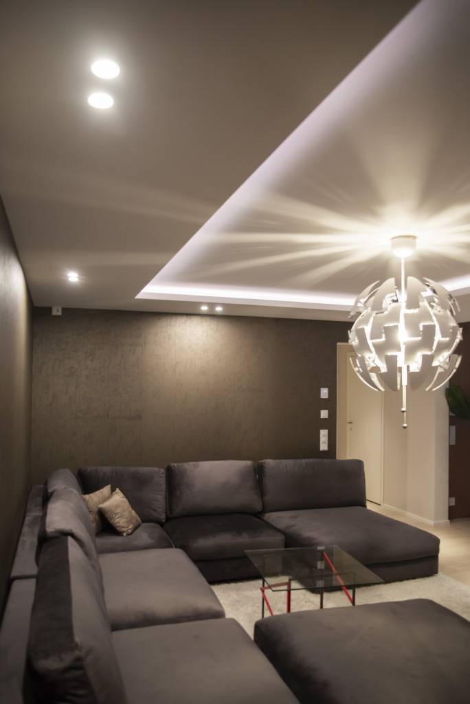 Focos de 9W colocados uno al lado del otro en la pared como iluminación objetivo para una sala de cine. © LedStore