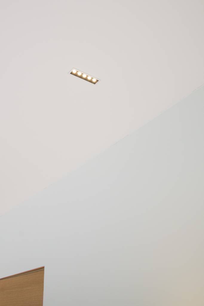 El fondo verde presenta un cuadrado blanco con el texto "LED STORE" en negrita, que destaca las soluciones de iluminación energéticamente eficientes.