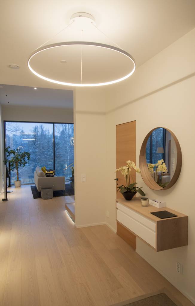 Fondo verde con un cuadrado blanco con el texto "LED STORE", destacando las soluciones de iluminación energéticamente eficientes.
