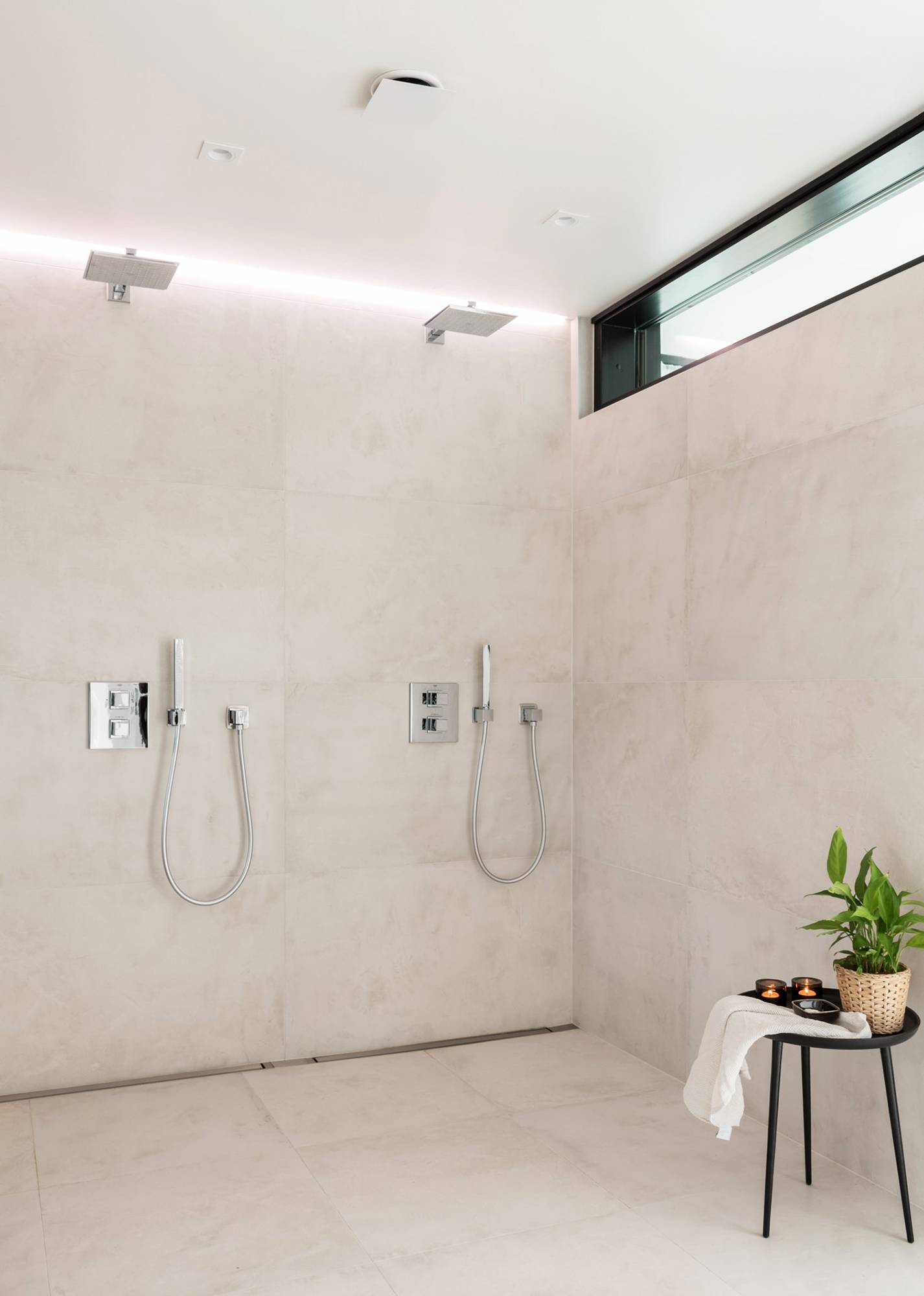 Detrás de la ducha, luz indirecta. Tira de leds en una ranura entre el techo y la pared. Ledstore.fi