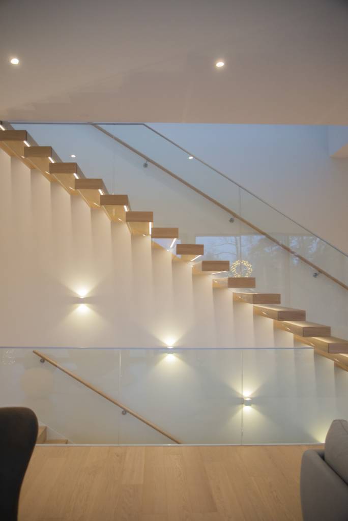 Iluminación versátil con las luminarias de pared Cubic, los focos fijos 023 y las luces de peldaño. © LedStore