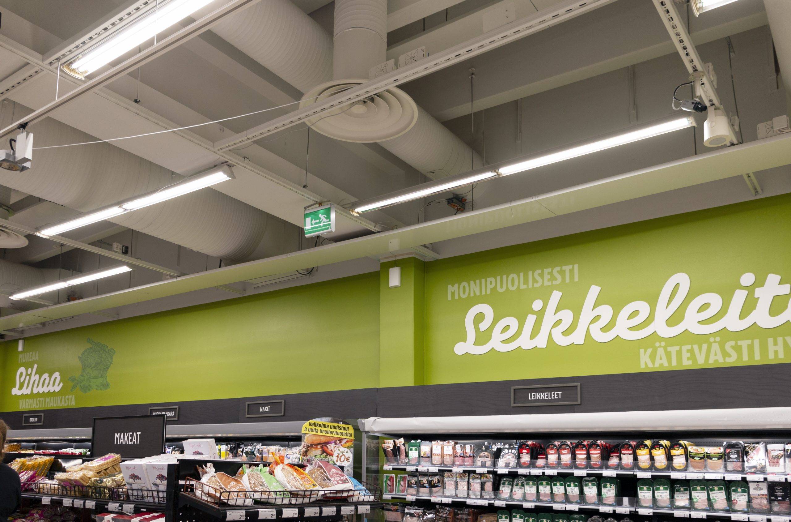Iluminación agradable, eficiente y uniforme en una tienda de comestibles con tubos fluorescentes LED. Ledstore.fi