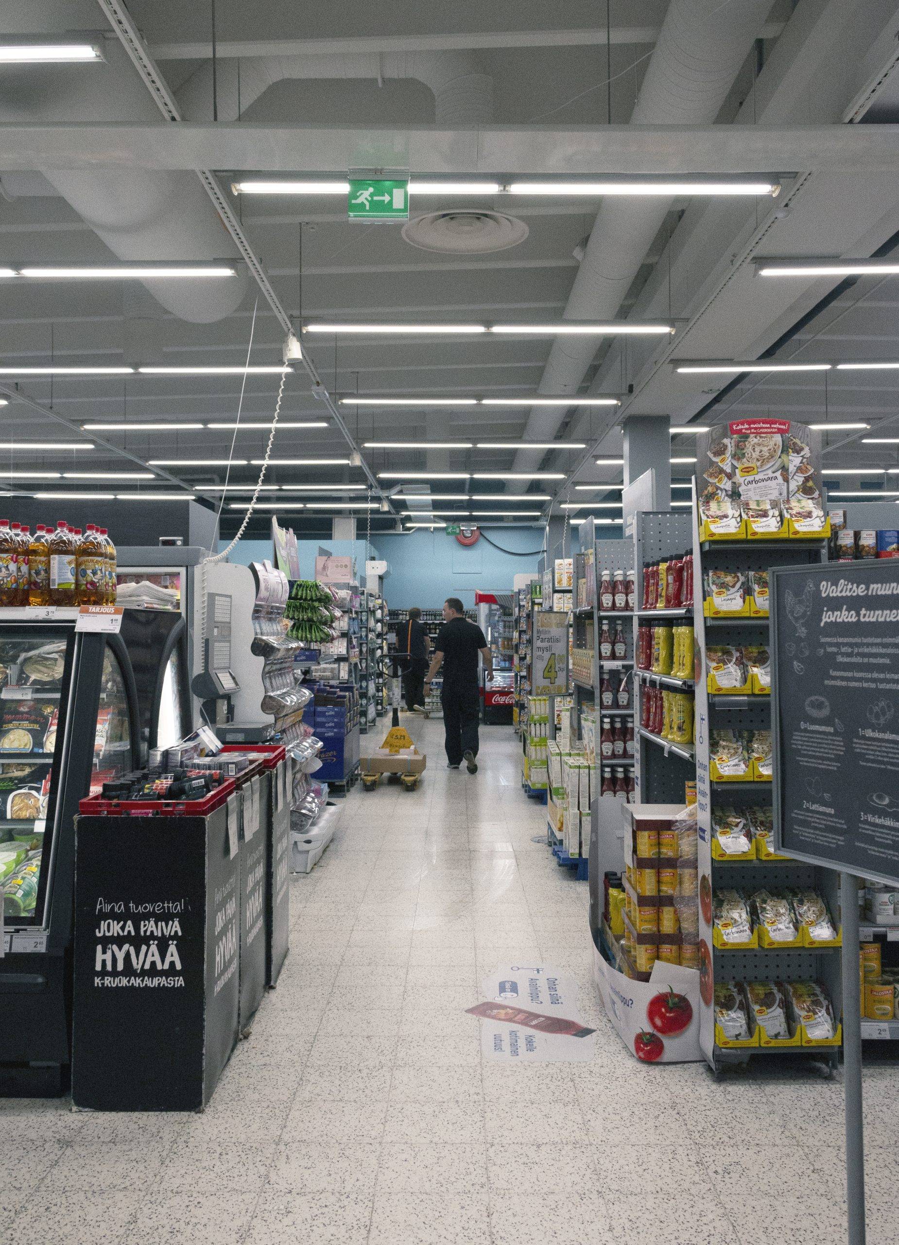 Los tubos fluorescentes Led iluminan de forma eficiente y uniforme su tienda de comestibles. Ledstore.fi