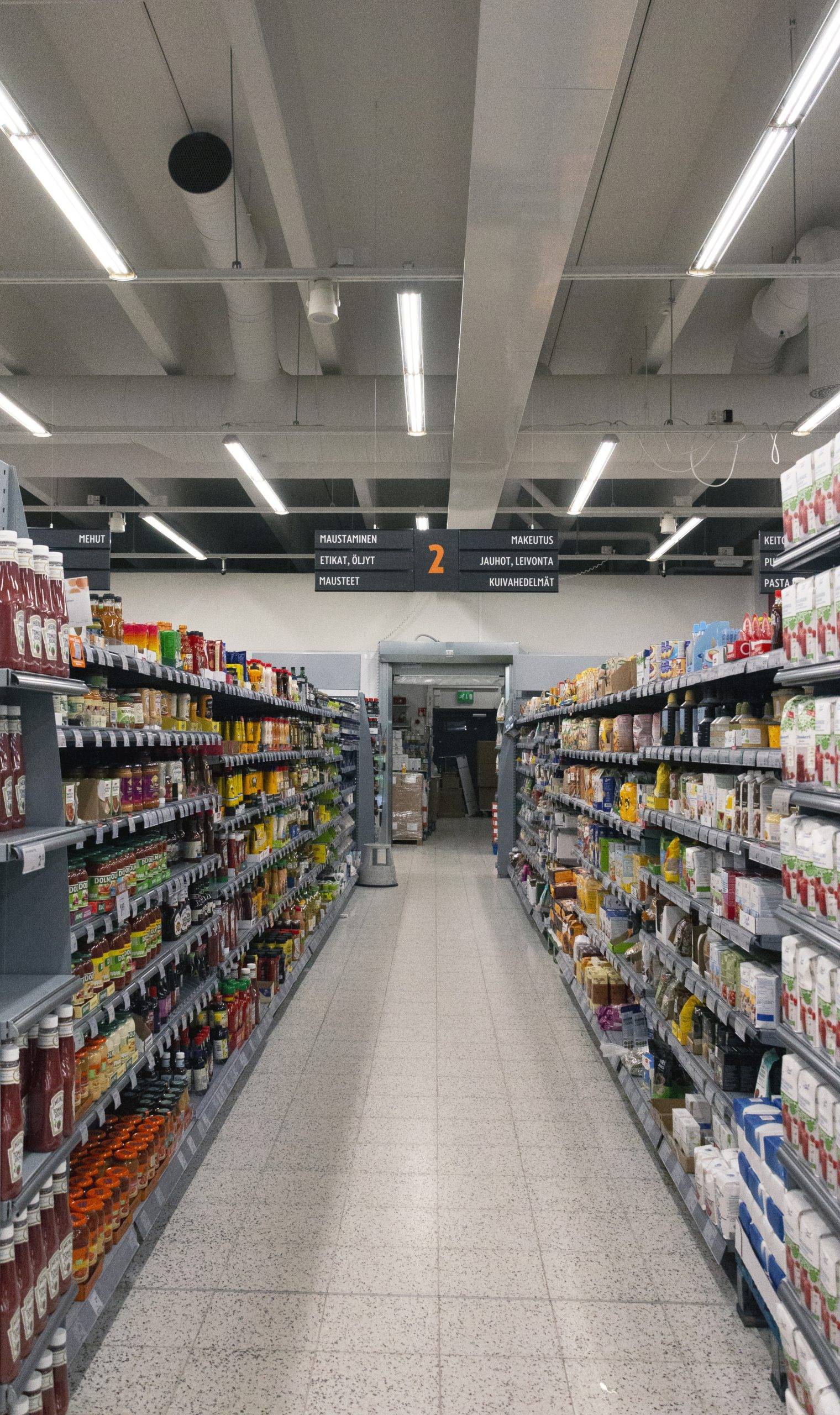 Tubos led en el techo de una tienda de comestibles, iluminando de forma eficiente y uniforme un gran espacio. Ledstore.fi