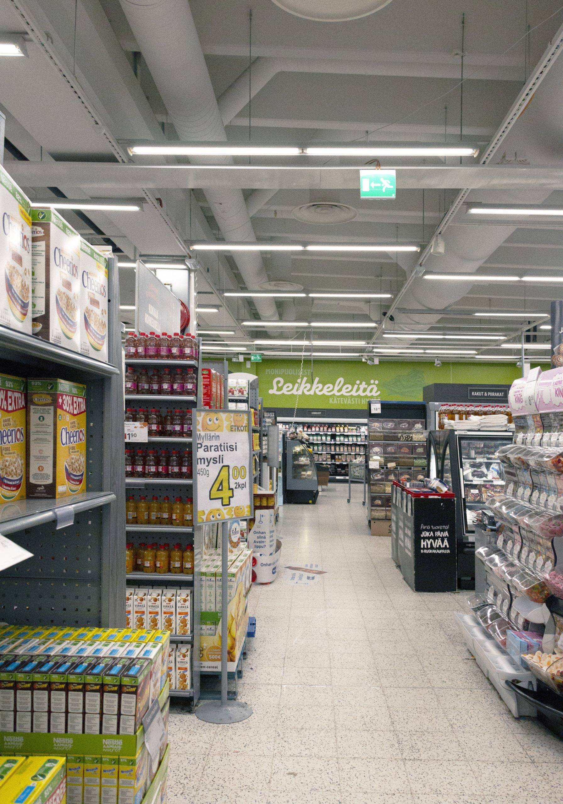 Tubos de leds en el techo de una tienda de comestibles, iluminando de forma eficiente y uniforme un gran espacio. Ledstore.fi