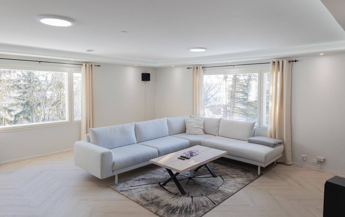 Dos plafones en el centro de la habitación, focos led en los bordes de la habitación, tiras de luces led como luz indirecta en la bajada alrededor de la habitación.