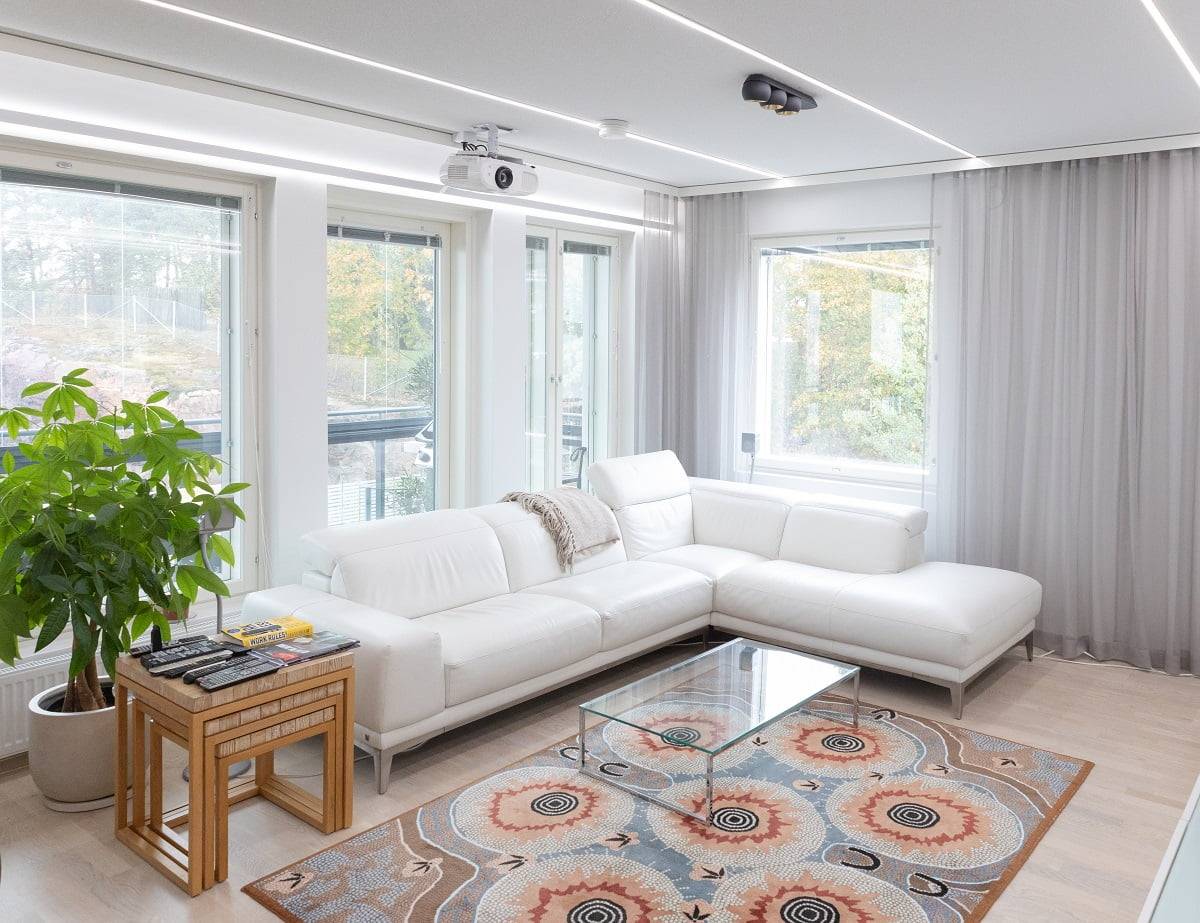 La tira de LED empotrada en el salón proporciona una luz uniforme y bonita. La tira de LED tiene una potencia luminosa de 1.000 lúmenes por metro. © LedStore