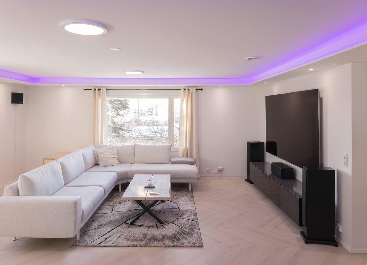 Salón RGB+CCT tira led iluminada con poca luz.
