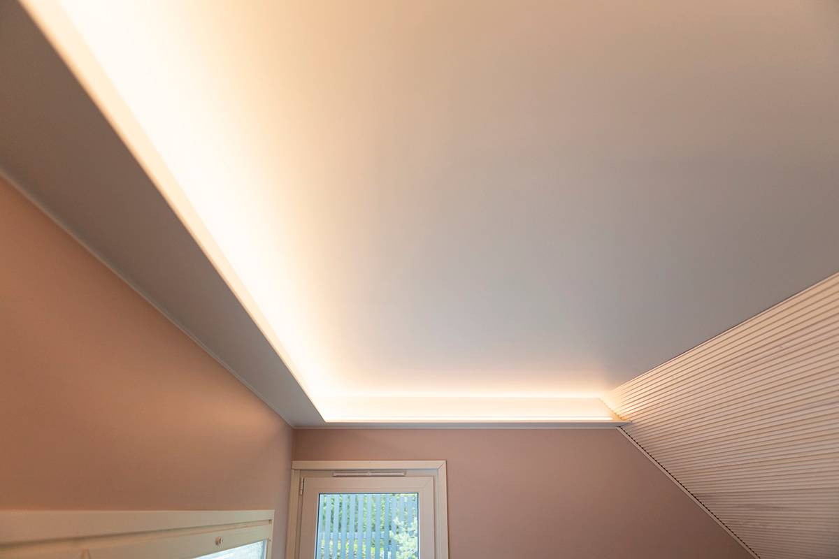 Un fondo verde y un cuadrado blanco con el texto "LED STORE" en negrita destacan las soluciones de iluminación LED energéticamente eficientes.