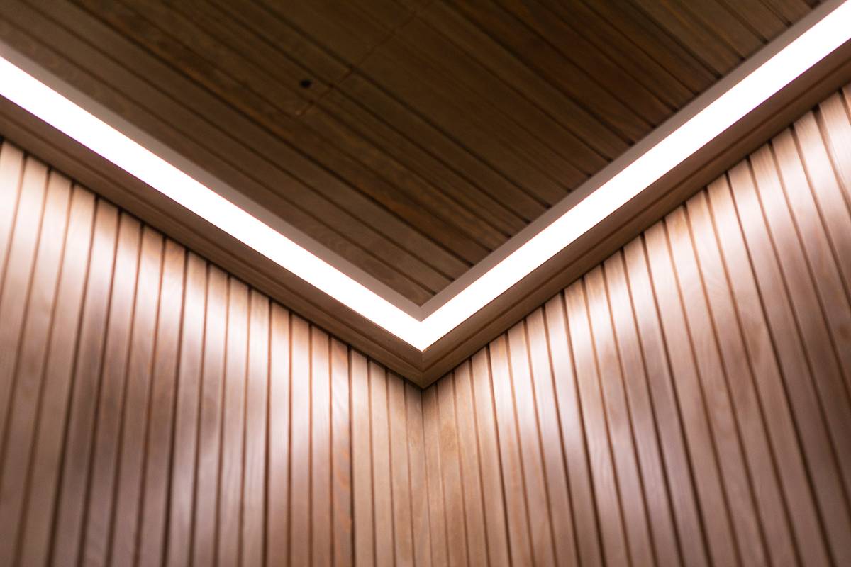 El fondo verde muestra un cuadrado blanco con el texto "LED STORE" en mayúsculas y en negrita, que destaca las soluciones de iluminación energéticamente eficientes.