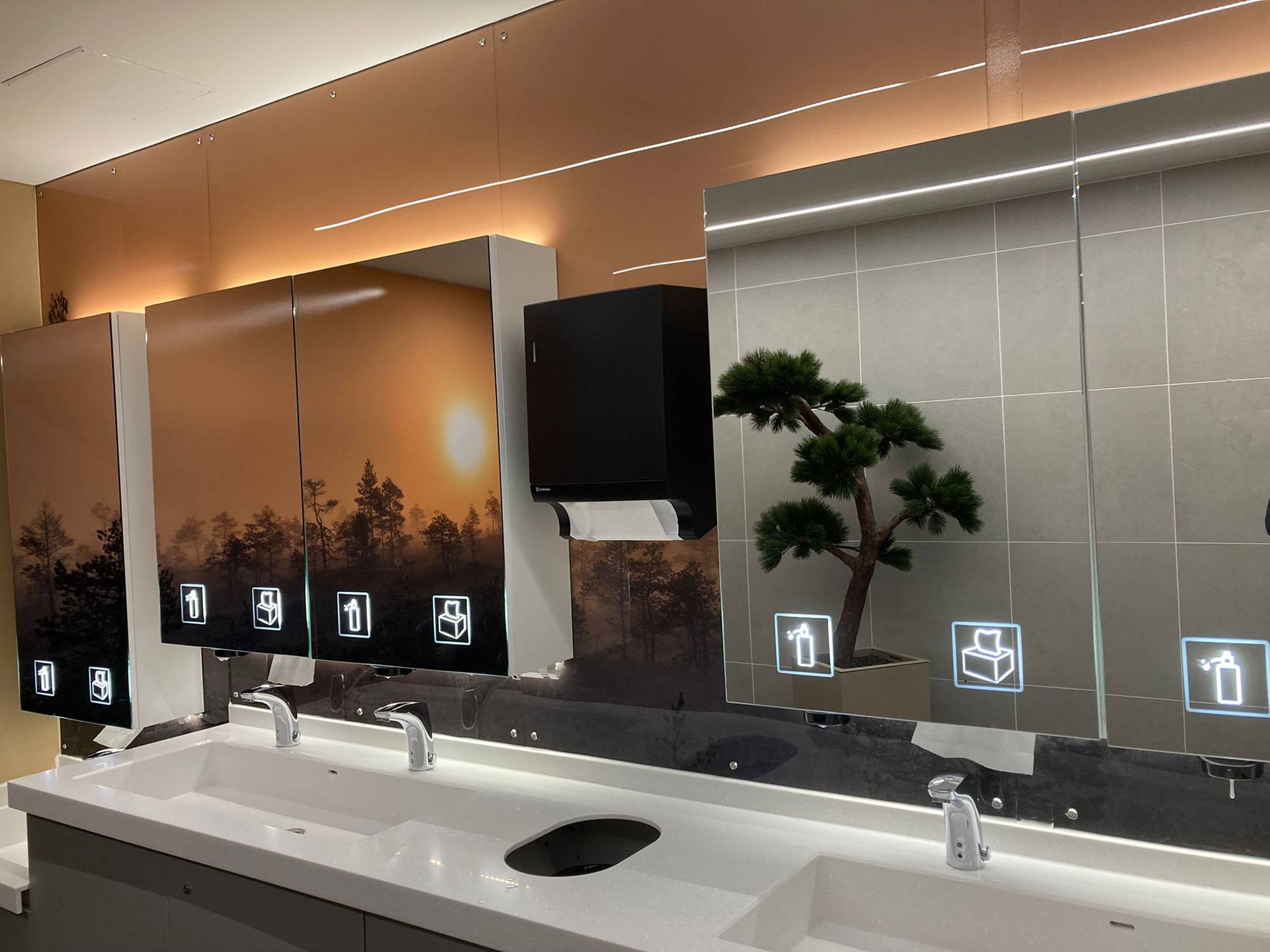 Iconos iluminados por pequeñas lámparas de panel. Lámpara de panel montada en el interior del armario. Ledstore.fi