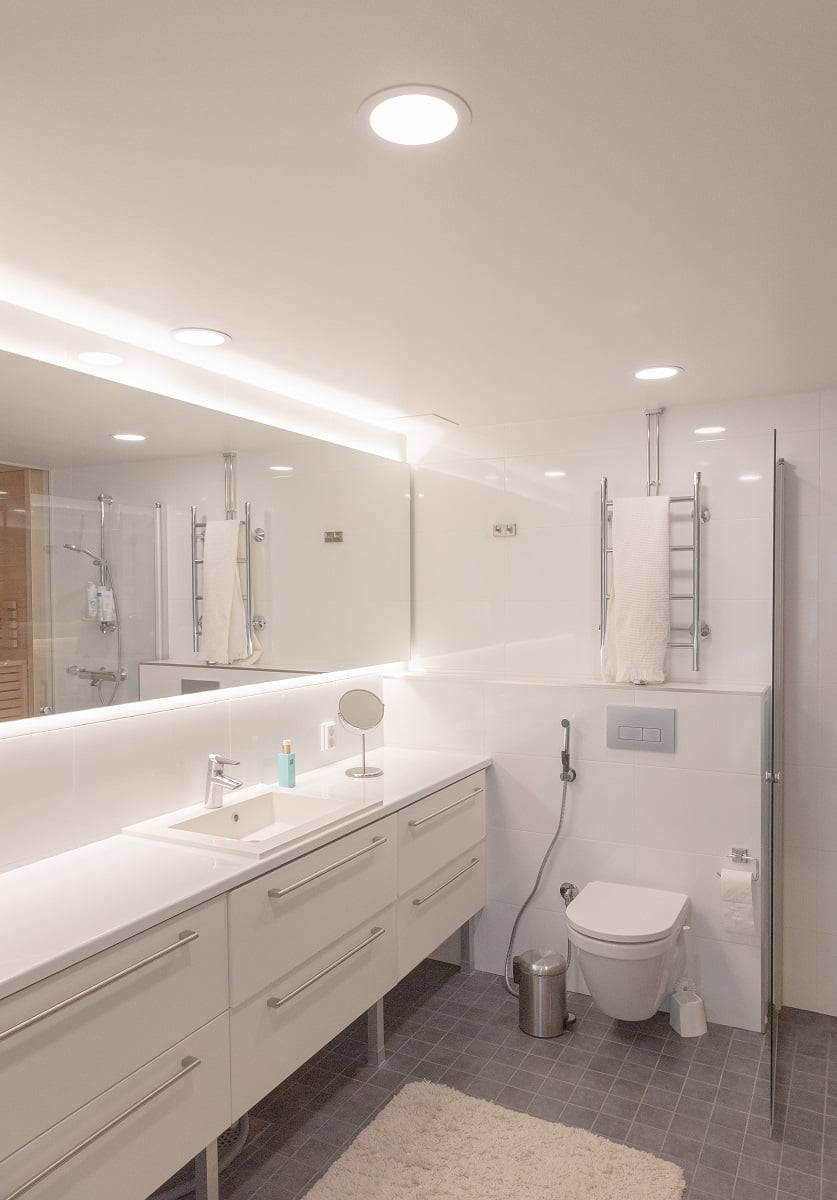 Planfond 160 proporciona una buena iluminación general, complementada por la luz de detrás del espejo. ©LedStore