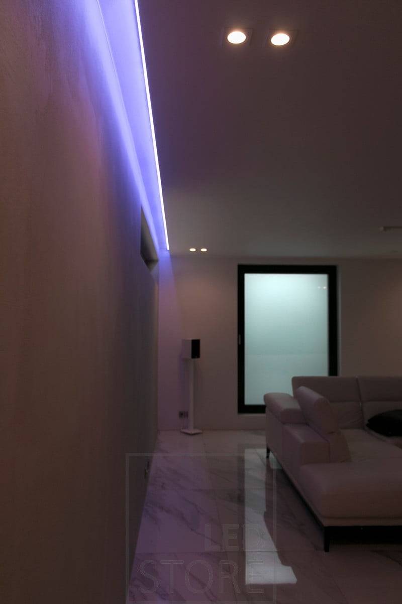 Cinta RGB+W que ilumina indirectamente entre el techo y la pared. Ledstore.fi