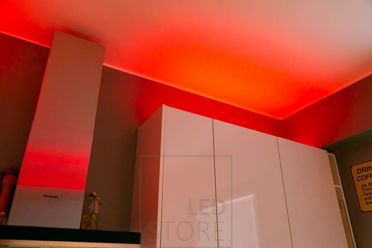 Iluminación ambiental versátil para la cocina con tira de leds RGB+W. Ledstore.fi