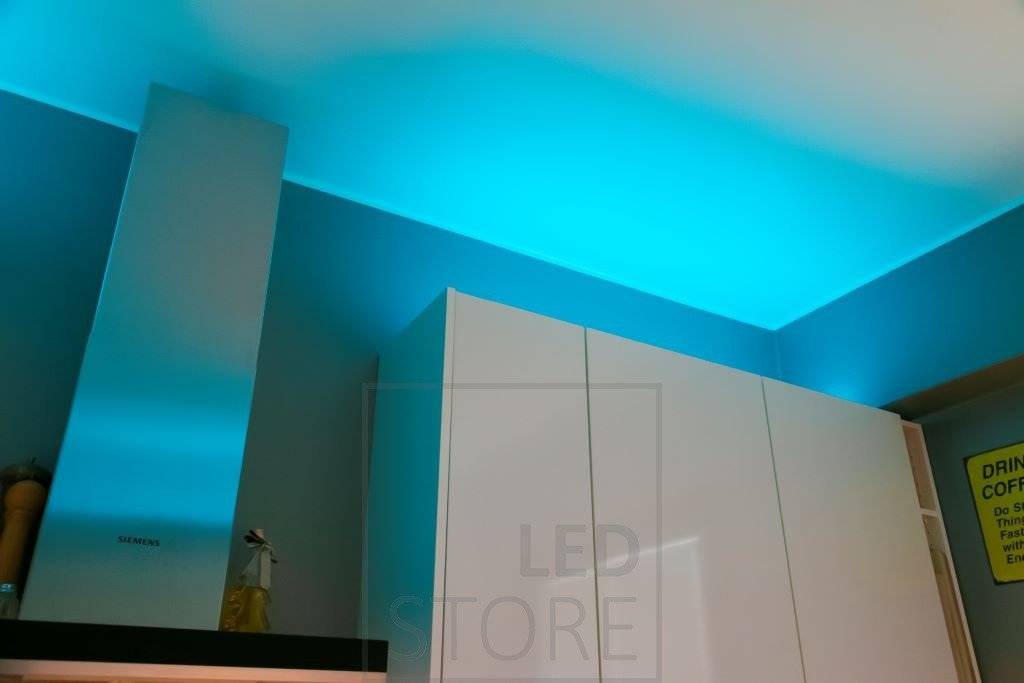 RGB + W LED tira de iluminación ambiental para la cocina, tira de LED en el perfil bajo en la parte superior de los gabinetes. Ledstore.fi