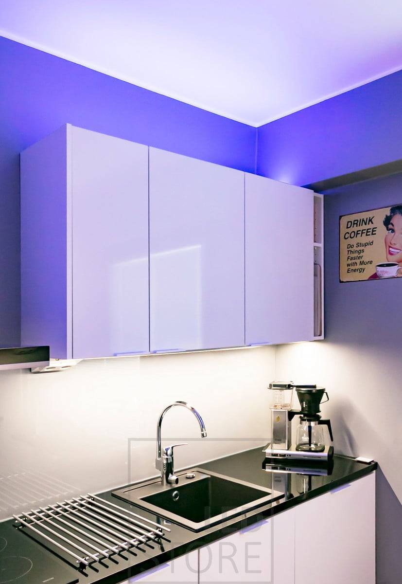 Iluminación ambiental personalizable en la cocina por encima de los armarios con tira de leds RGB+W, colores de luz infinitamente variables con control por cable o inalámbrico. Ledstore.fi