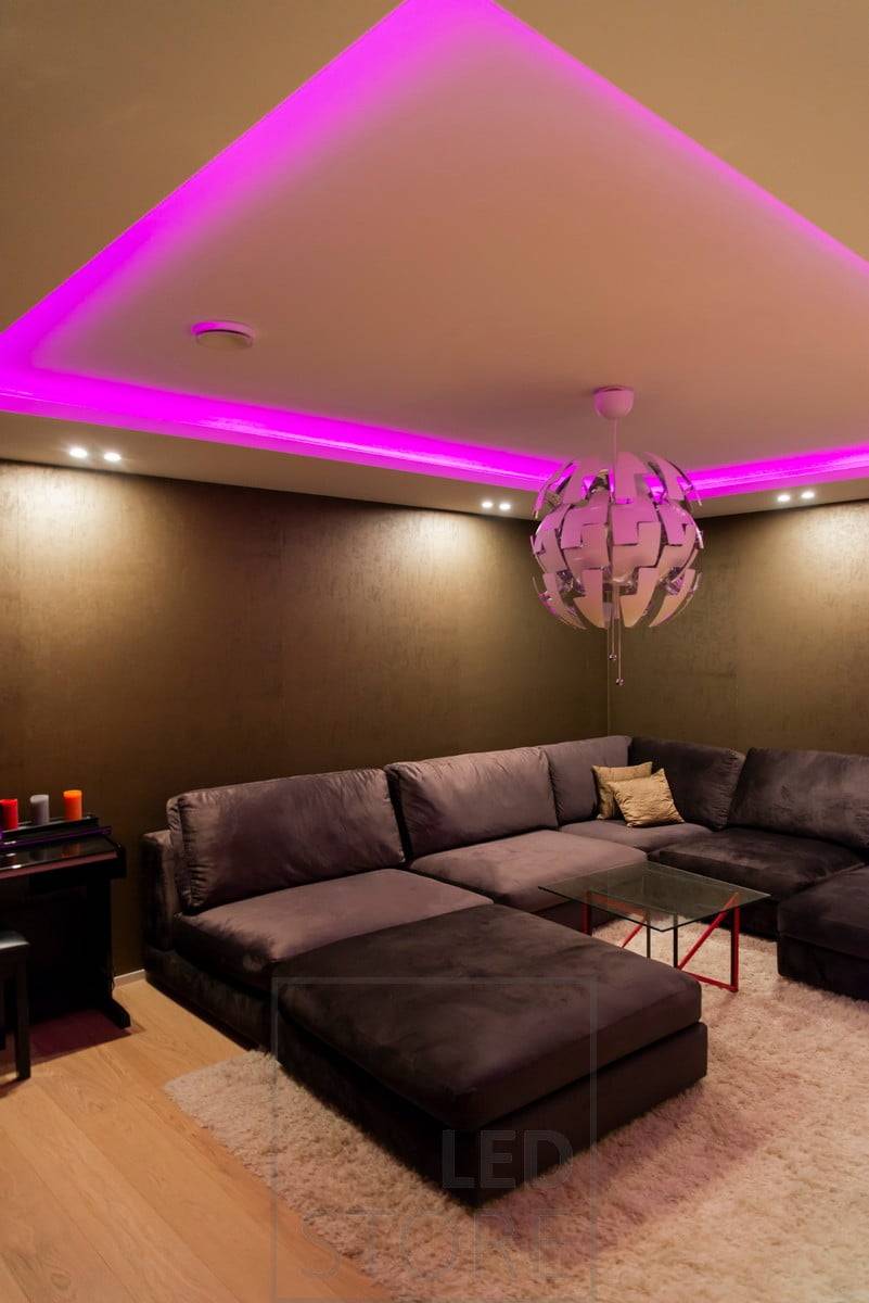Cinta RGB+W en un cargador, con iluminación indirecta. Los colores se pueden ajustar continuamente de forma inalámbrica o con un mando fijo. Ledstore.fi