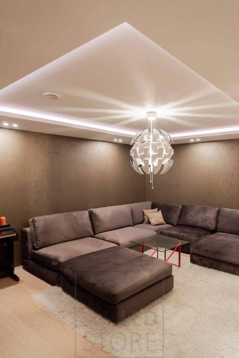 Cinta RGB+W en un clip de downlight que ilumina indirectamente. Ledstore.fi