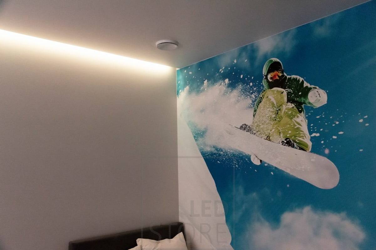 Cinta RGB que crea una iluminación ambiental en el dormitorio, iluminando indirectamente. Los colores son infinitamente ajustables. Ledstore.fi