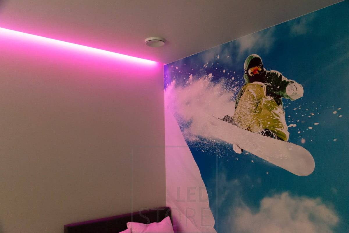 Cinta RGB que crea una iluminación ambiental en el dormitorio, iluminando indirectamente. Los colores se pueden ajustar de forma continua con control inalámbrico o fijo. Ledstore.fi