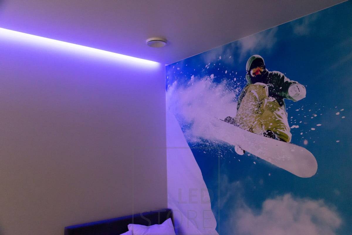 Cinta RGB que crea una iluminación ambiental, iluminando indirectamente. Los colores son infinitamente ajustables. Ledstore.fi