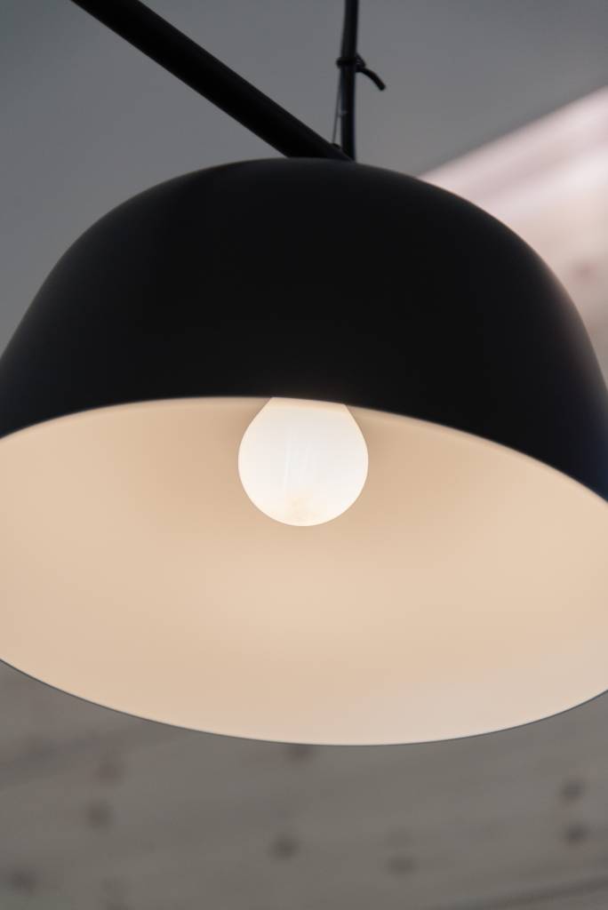 Un fondo verde con un cuadrado blanco en el centro con el texto en negrita "LED STORE" en letras grandes, destacando las soluciones eficientes de iluminación LED.