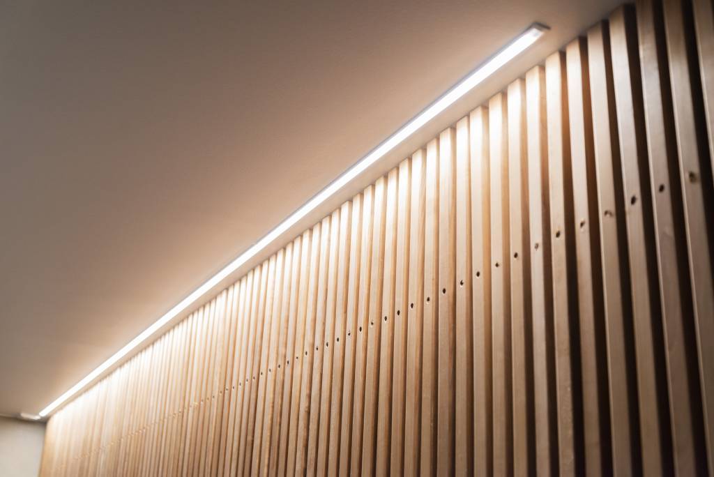 Preciosa tira de LED empotrada en el pasillo de la sauna. © LedStore