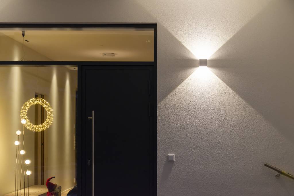 Aplique Funk en la entrada, color de luz 3500K. © LedStore