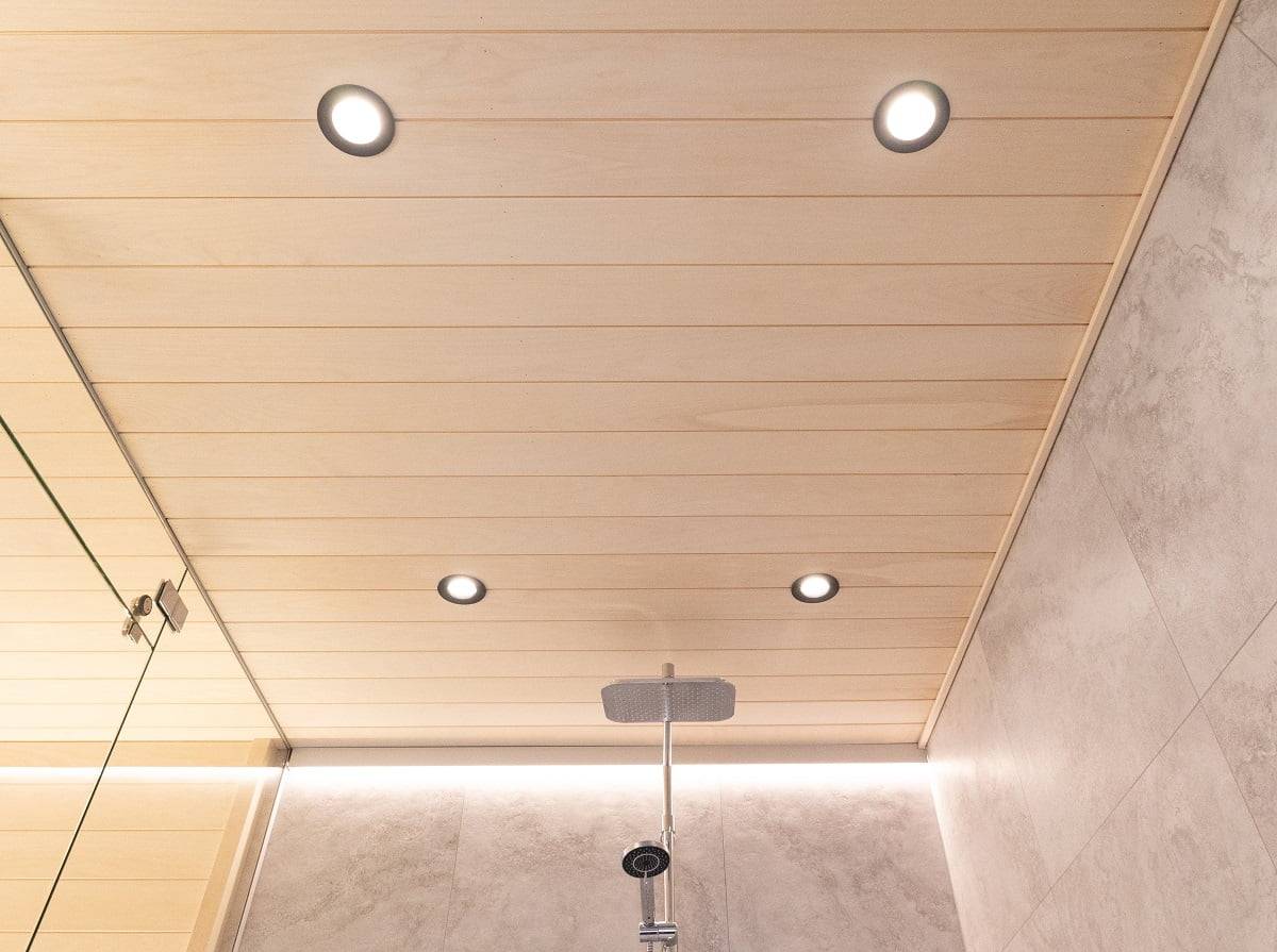 Además de los focos, la luz indirecta adicional de detrás de la ducha la proporciona un perfil de aluminio montado en la superficie de la pared, en el borde del techo, con una tira de LED CCT regulable en temperatura de color de 14,4 W/m. ©LedStore