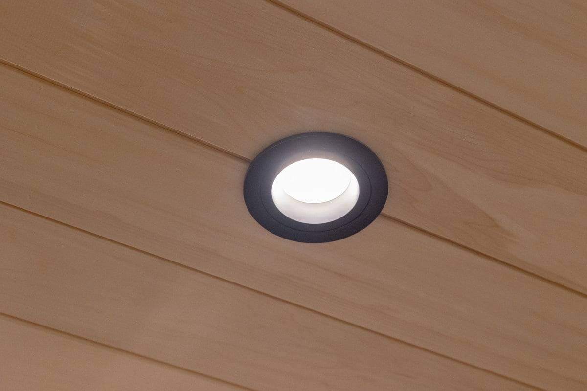 Para la habitación de la cocina, se ha elegido el proyector R023B Round R023B negro de 9 W, a juego con el techo de paneles, que es impermeable. ©LedStore