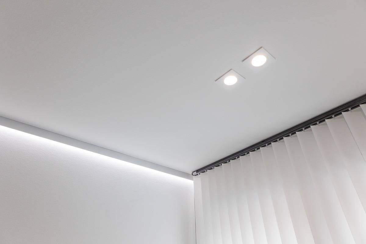 El sistema de iluminación del dormitorio consta de focos con soporte fijo y tiras de LED indirectas. ©LedStore