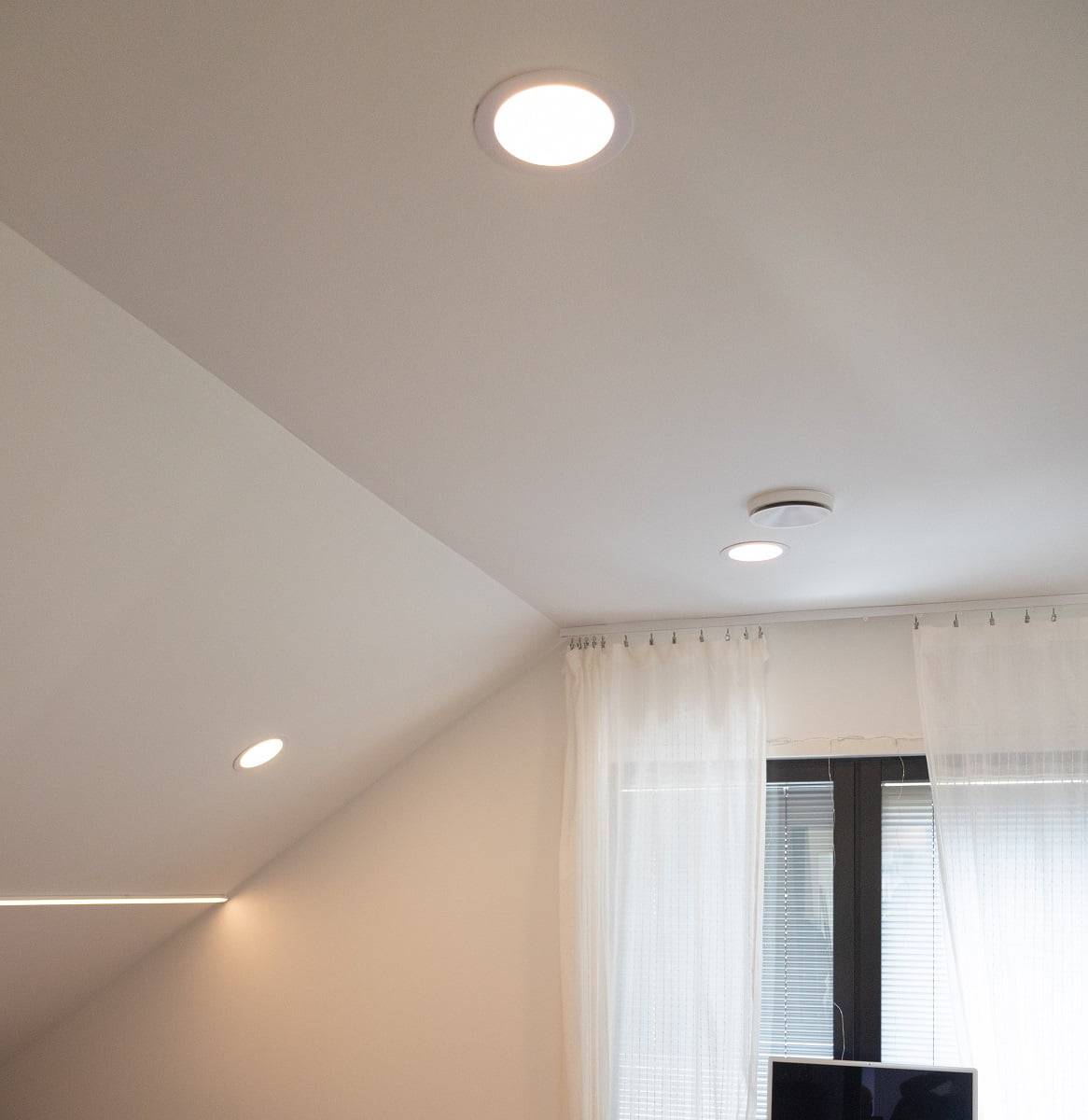 En los dormitorios, la superficie del techo plano es limitada, por lo que algunas de las luminarias se colocan en la parte inclinada del techo para que no se oscurezcan los bordes de la habitación. ©LedStore