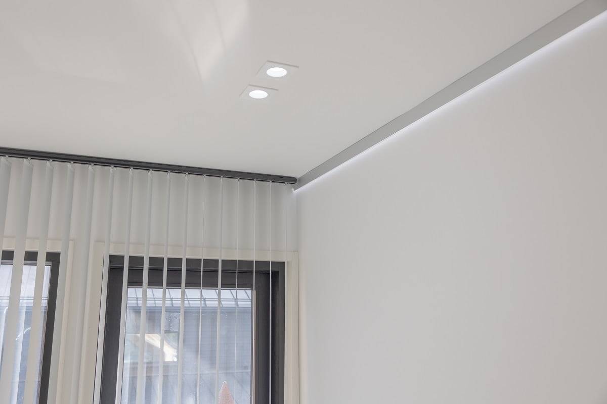 Los focos fijos Cant de 9 W están agrupados por parejas. En el borde del techo, la luz la proporciona una tira de LED en un perfil de aluminio. Las luces pueden utilizarse al mismo tiempo o en distintos momentos. ©LedStore