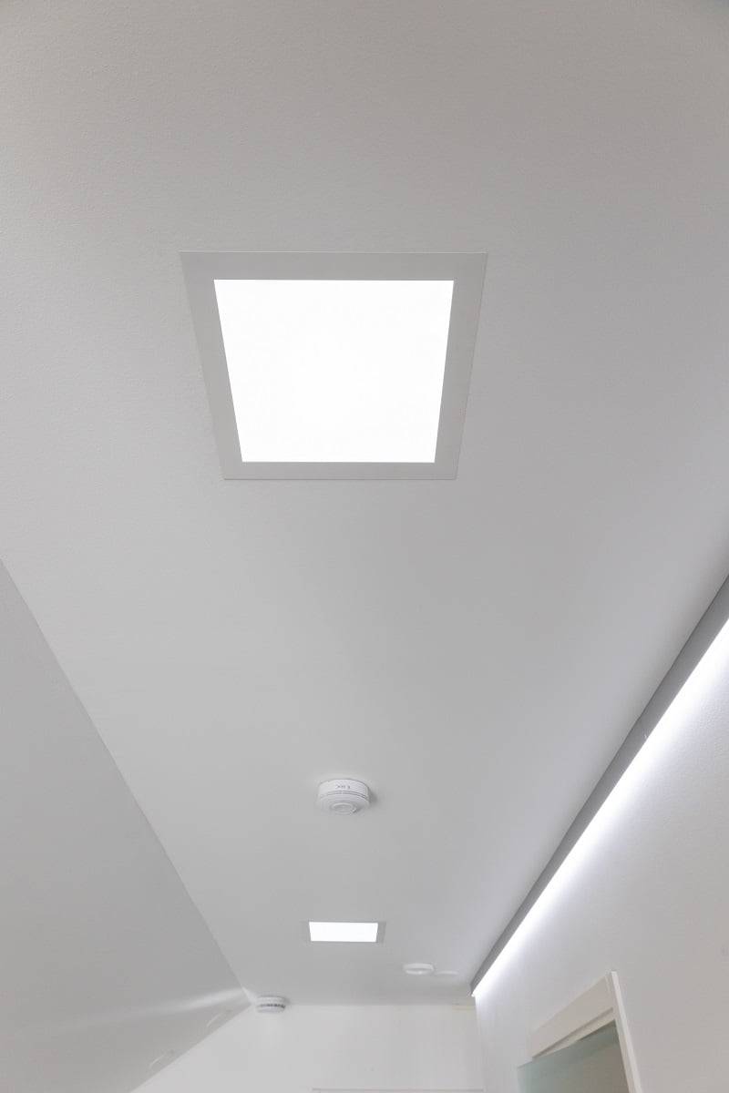 El pasillo del vestíbulo tiene dos niveles de iluminación, Paneeli300 como iluminación general e Indirecr2 como iluminación indirecta, con tira de LED sólo hacia abajo. ©LedStore