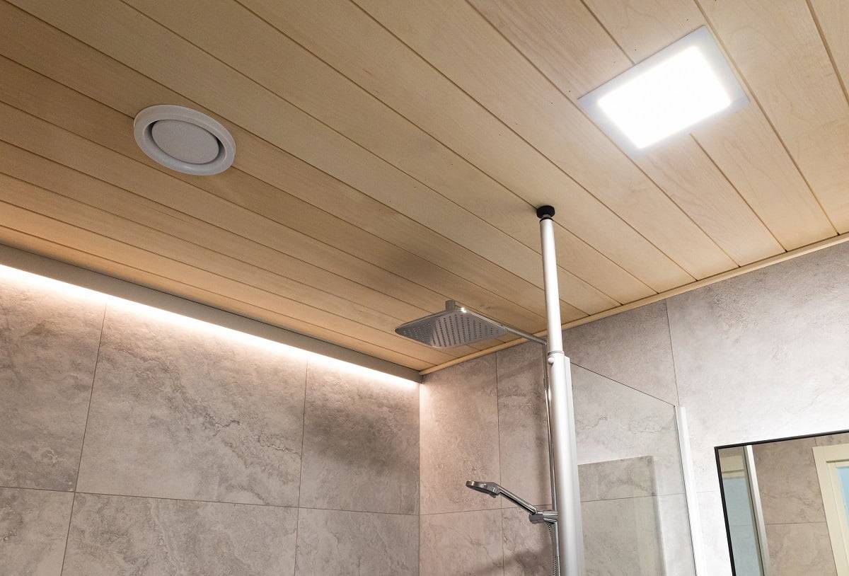 Tiras de LED indirectas con control de temperatura de color cálido. La iluminación general corre a cargo de luminarias Paneeli200 estancas. ©LedStore