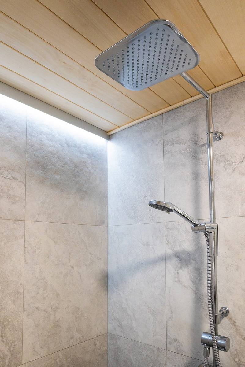 Con perfil de aluminio, las tiras de iluminación LED se vuelven elegantes y resistentes a las salpicaduras. ©LedStore