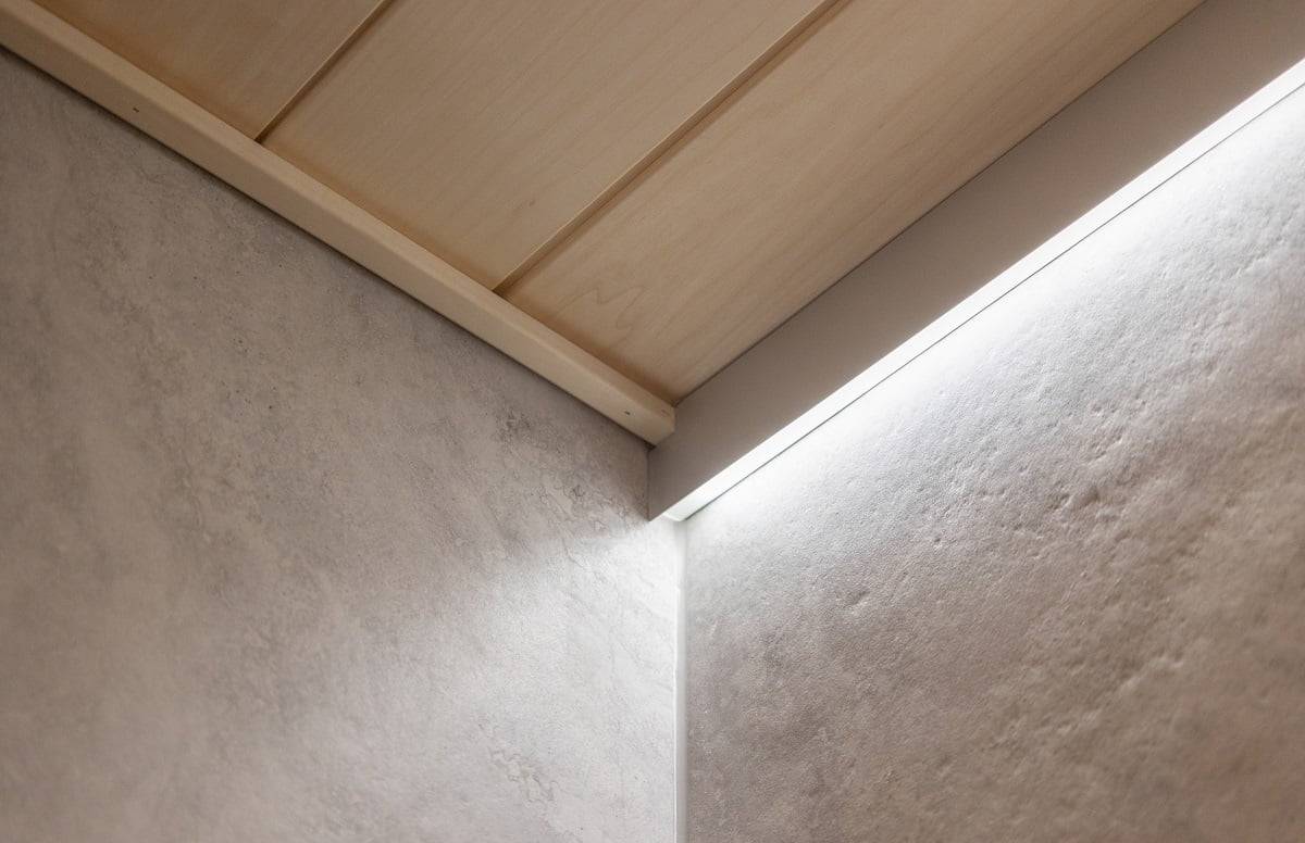 En el cuarto de baño, la iluminación indirecta se ha creado con un perfil de aluminio, que sustituye a los azulejos del techo. ©LedStore