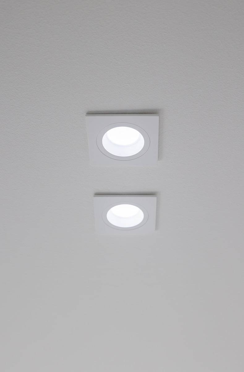 El foco fijo Kantti se abre 45 grados y tiene una excelente reproducción cromática. La fuente de luz está ligeramente más hundida en la luminaria, lo que minimiza el deslumbramiento. ©LedStore
